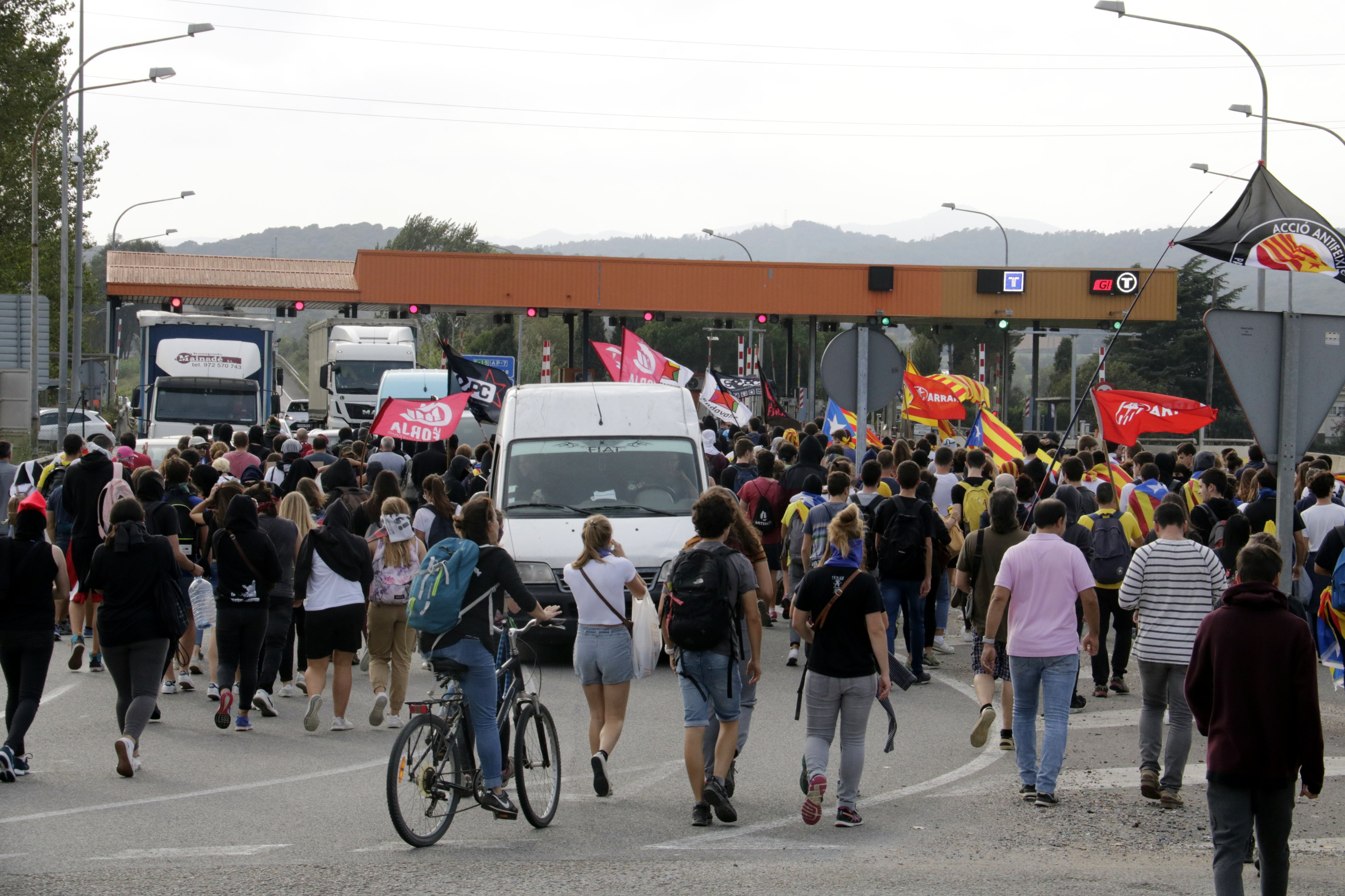 Centenars de manifestants tallen l'AP-7 a Girona-Sud