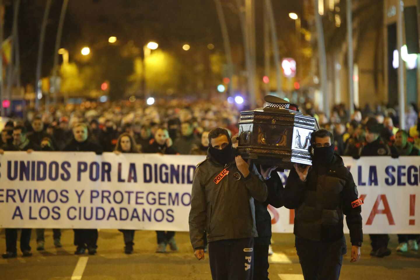 La policia "enterra la seva dignitat" en una manifestació multitudinària