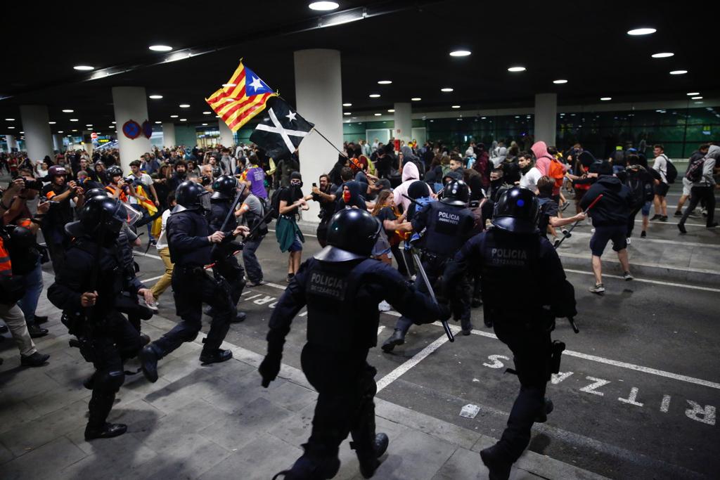 VÍDEOS | La policía española carga y dispara balas de espuma en el aeropuerto del Prat