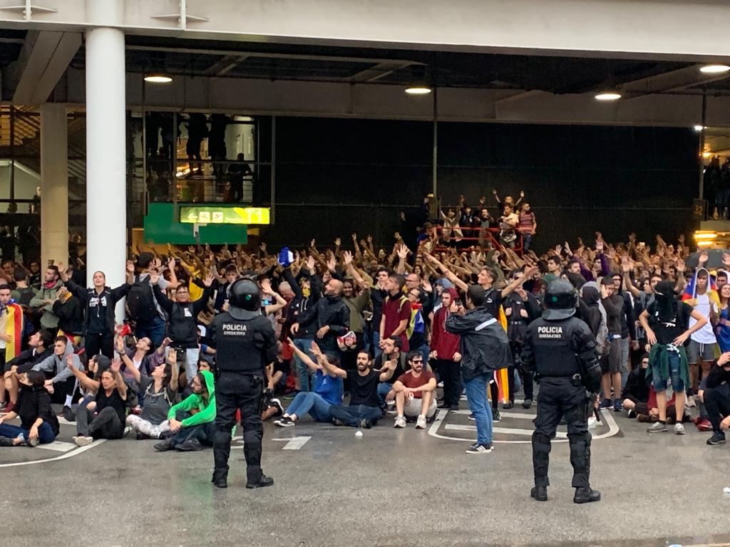 Milers de persones col·lapsen els accessos a l'aeroport del Prat