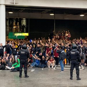 Miles de personas colapsan los accesos al aeropuerto de El Prat