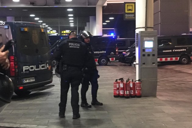Mossos retira extintores aeropuerto prado - Guillem RS