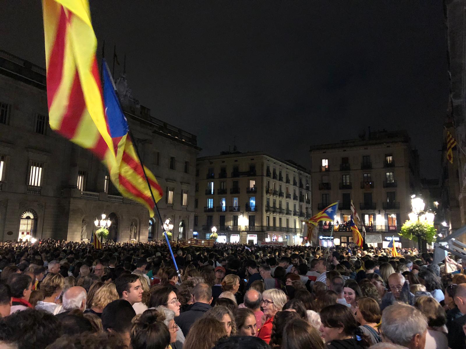 Las plazas de toda Catalunya se llenan para rechazar la sentencia del Supremo