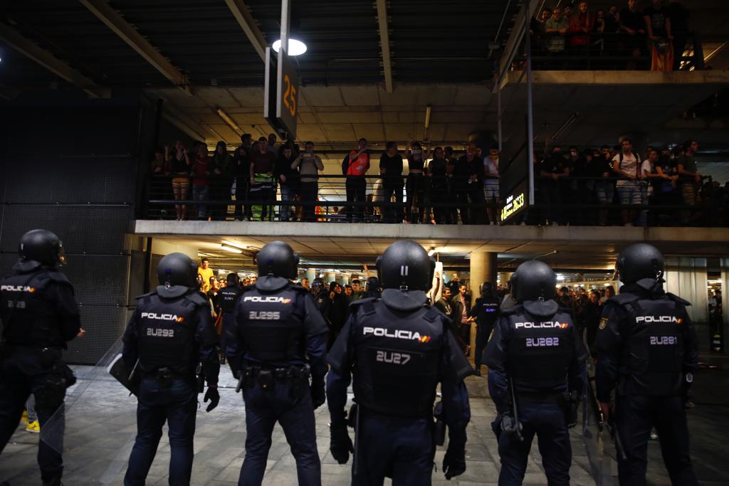 Un jove perd part dels testicles per una agressió de la policia a l'aeroport