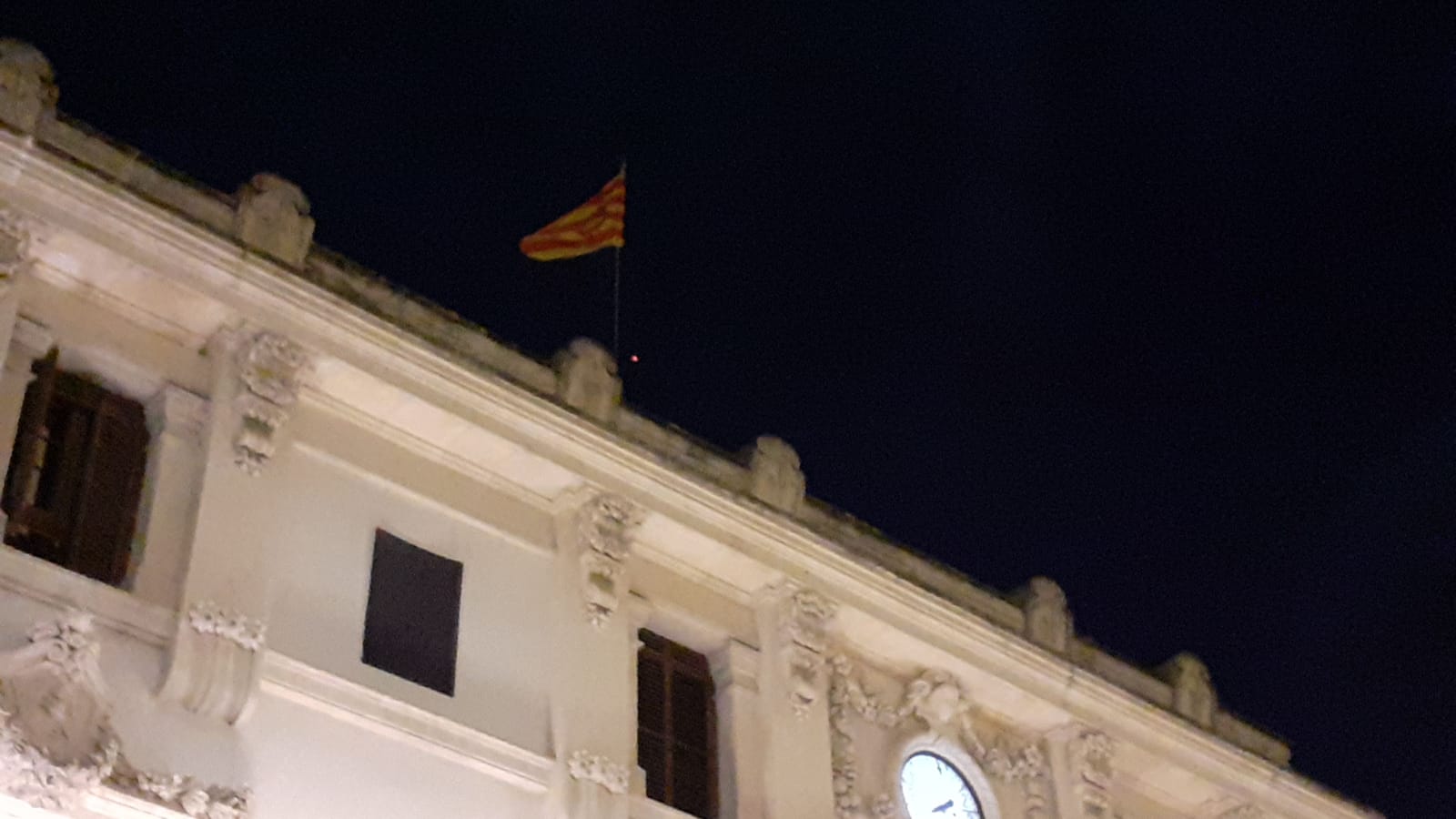 L'Ajuntament de Vilafranca retira la bandera espanyola