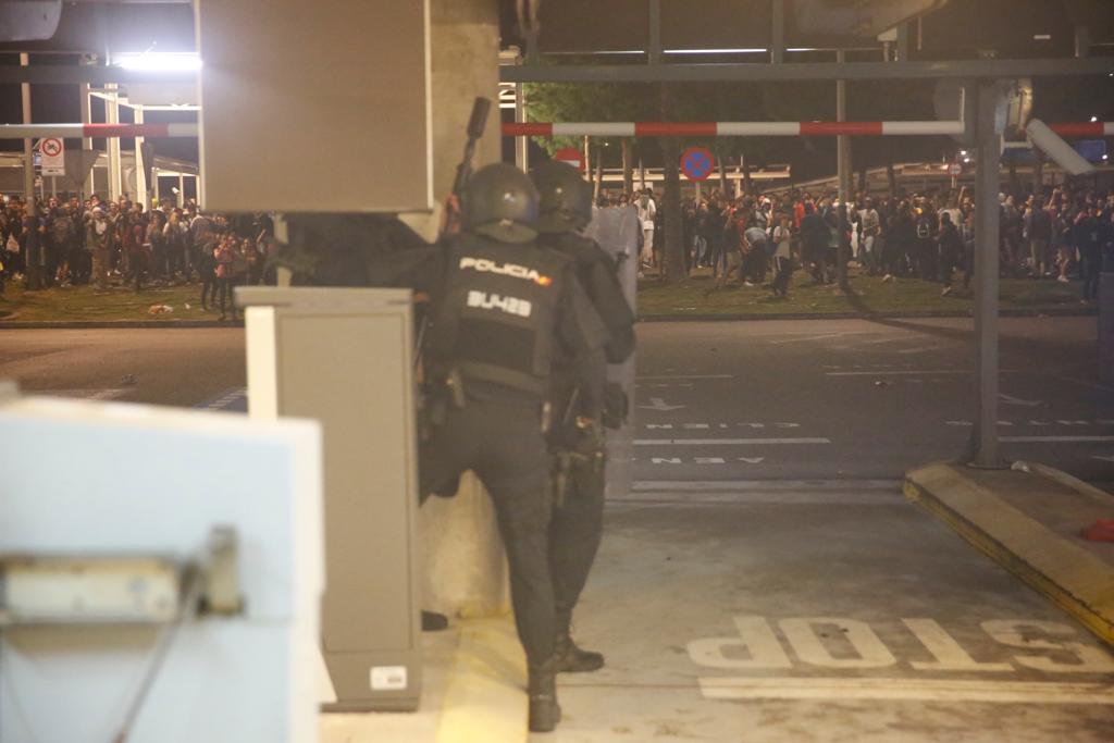 Los manifestantes abandonan el aeropuerto después de más de 10 horas