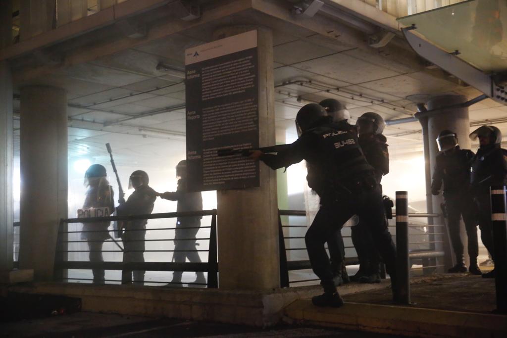 Una persona ferida a l'ull durant les càrregues policials a l'aeroport del Prat