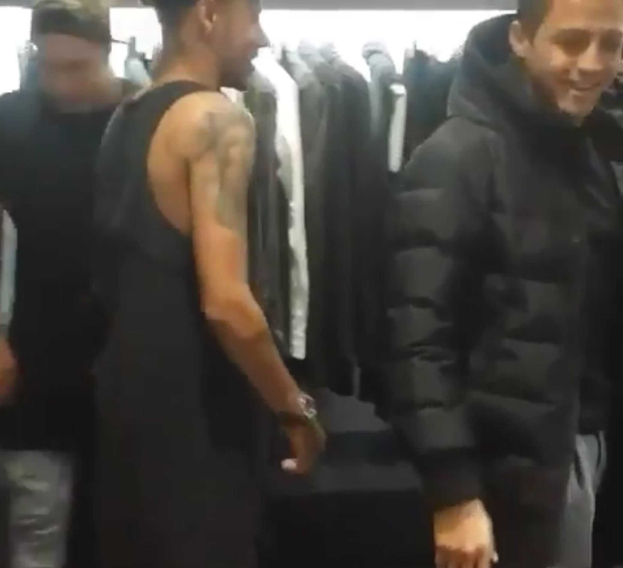 Neymar y Alexis, de compras por Londres