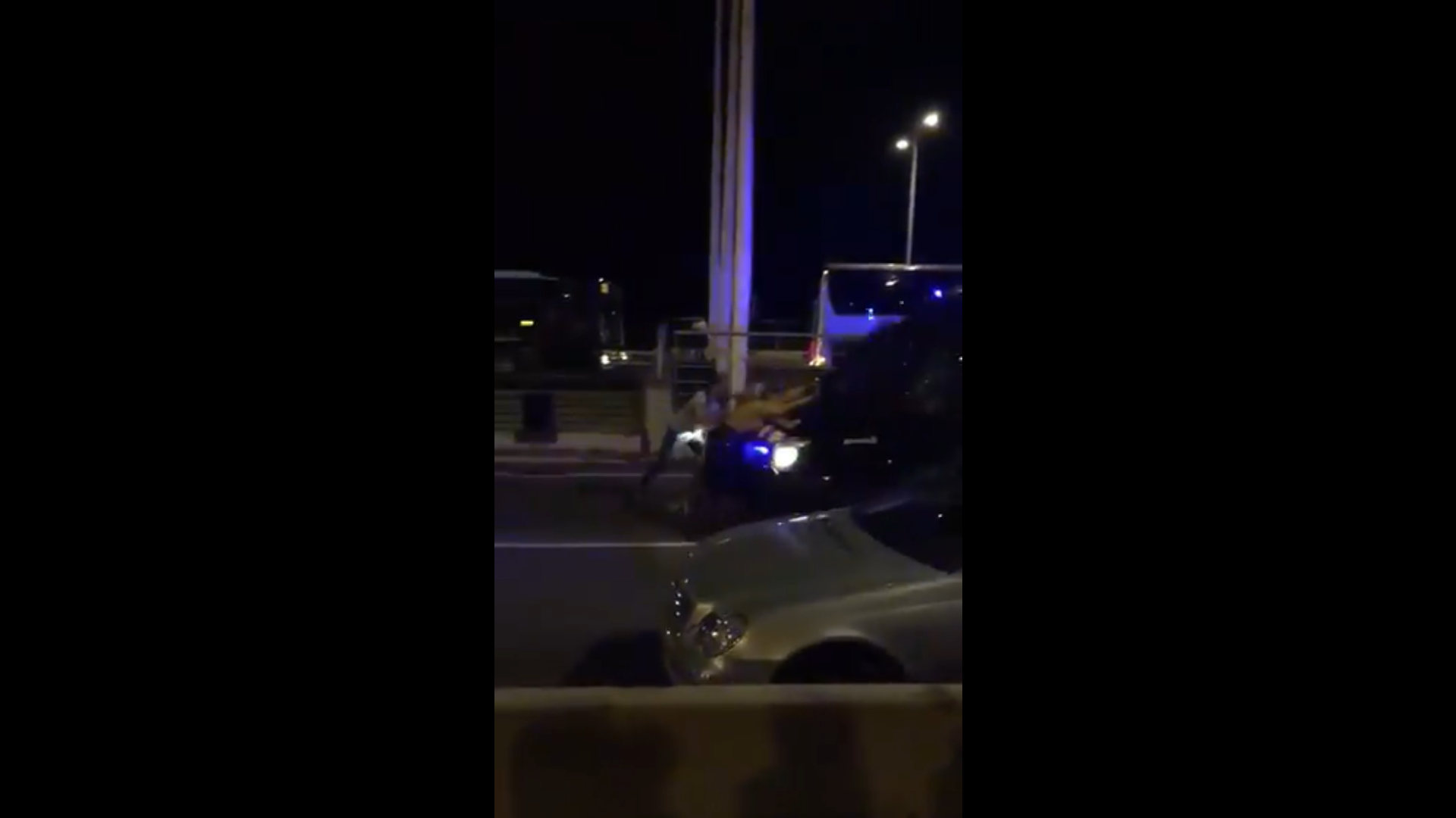 VÍDEO | Los Mossos arrastran a dos manifestantes en el capó de la furgoneta