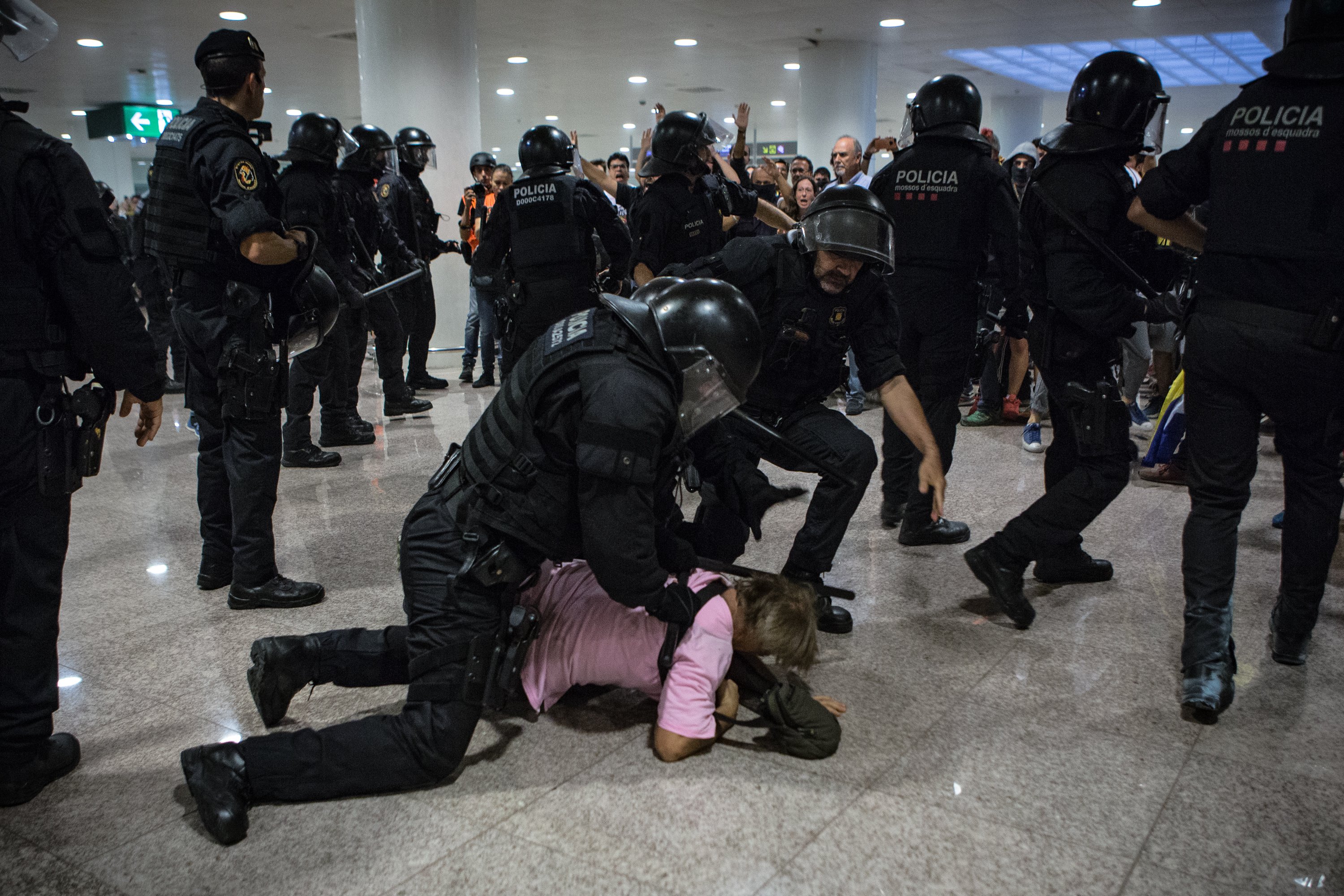 Comunes y CUP ponen a Buch en el punto de mira por la actuación policial en la T1