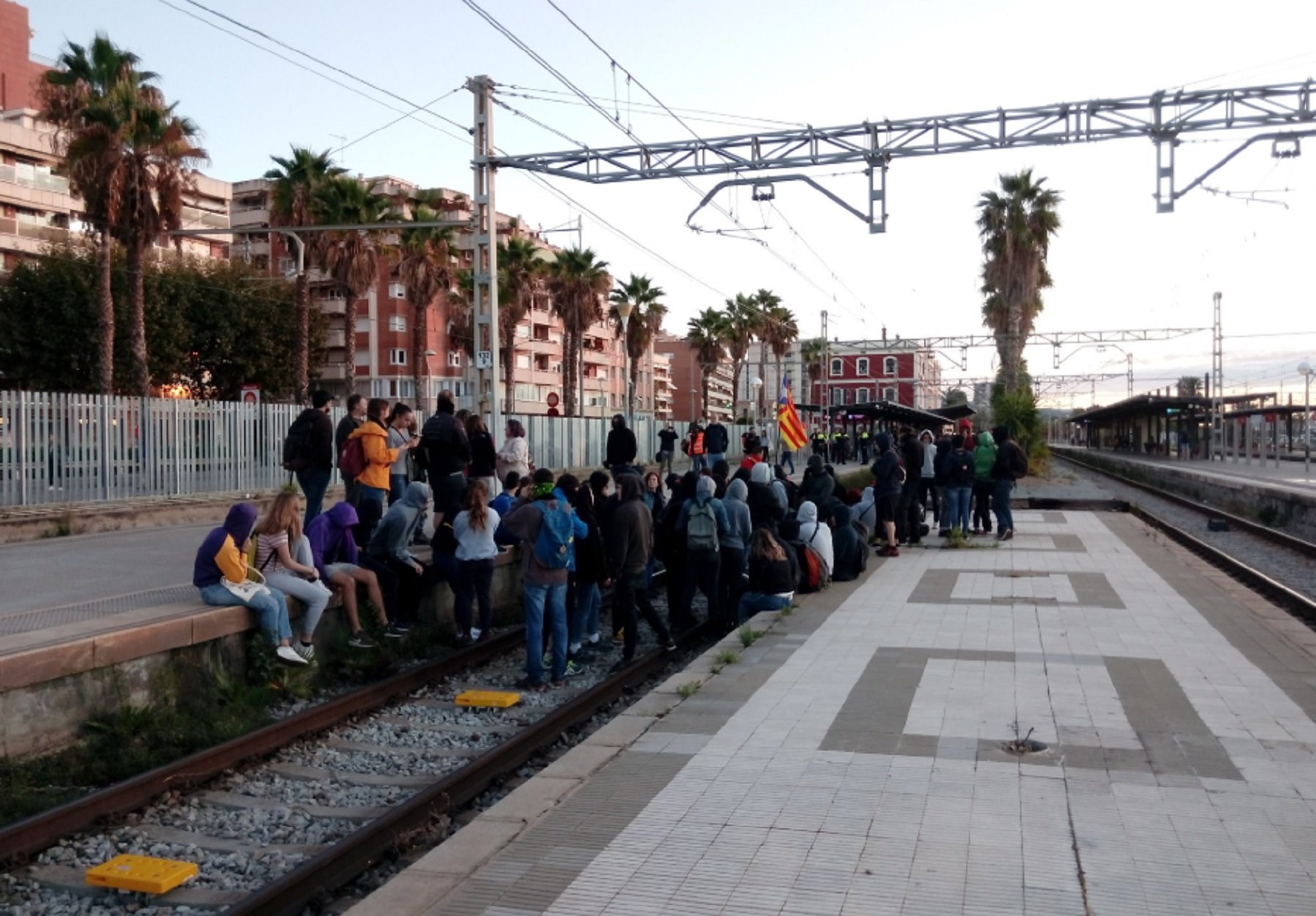 Cortan las vías del tren en Mataró