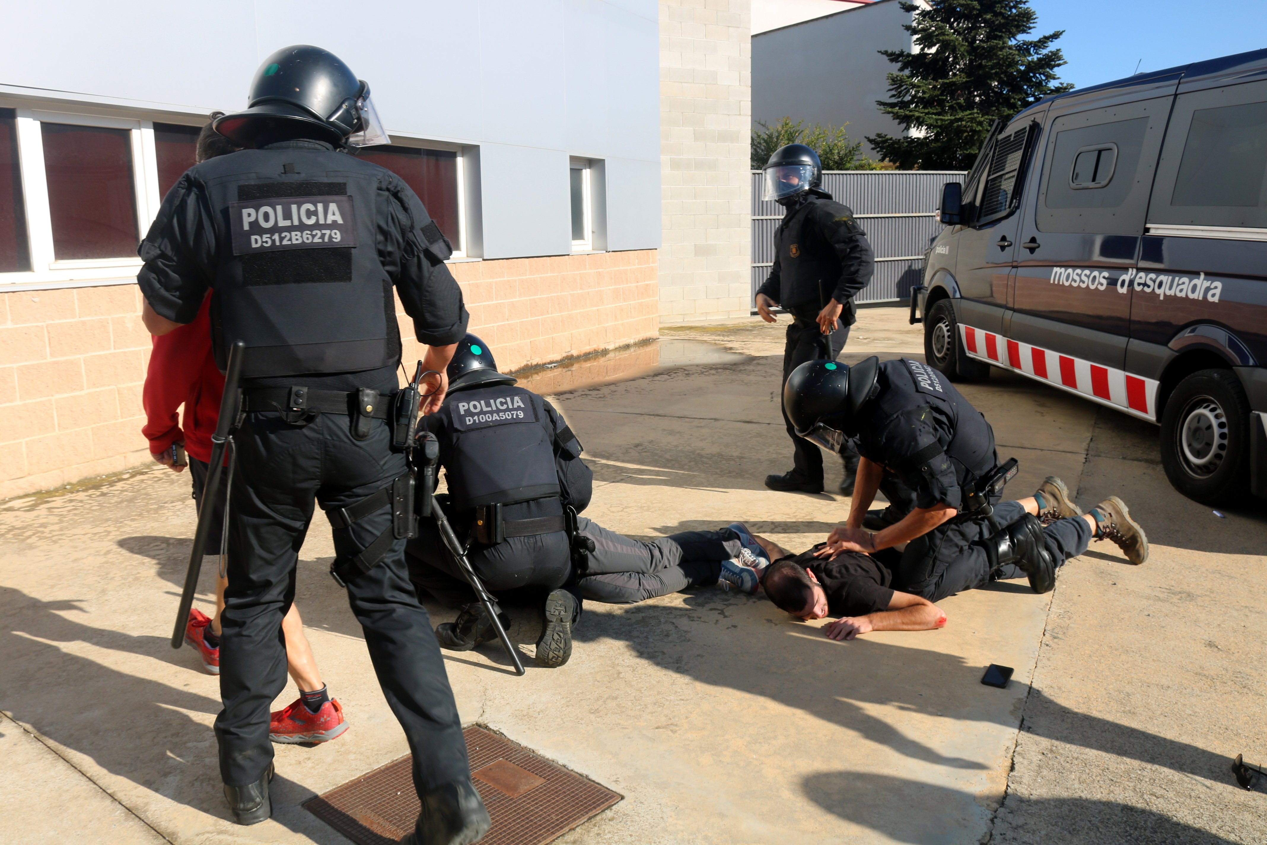 VIDEO | Càrrega dels Mossos als manifestants que tallaven la C-65 a Cassà de la Selva