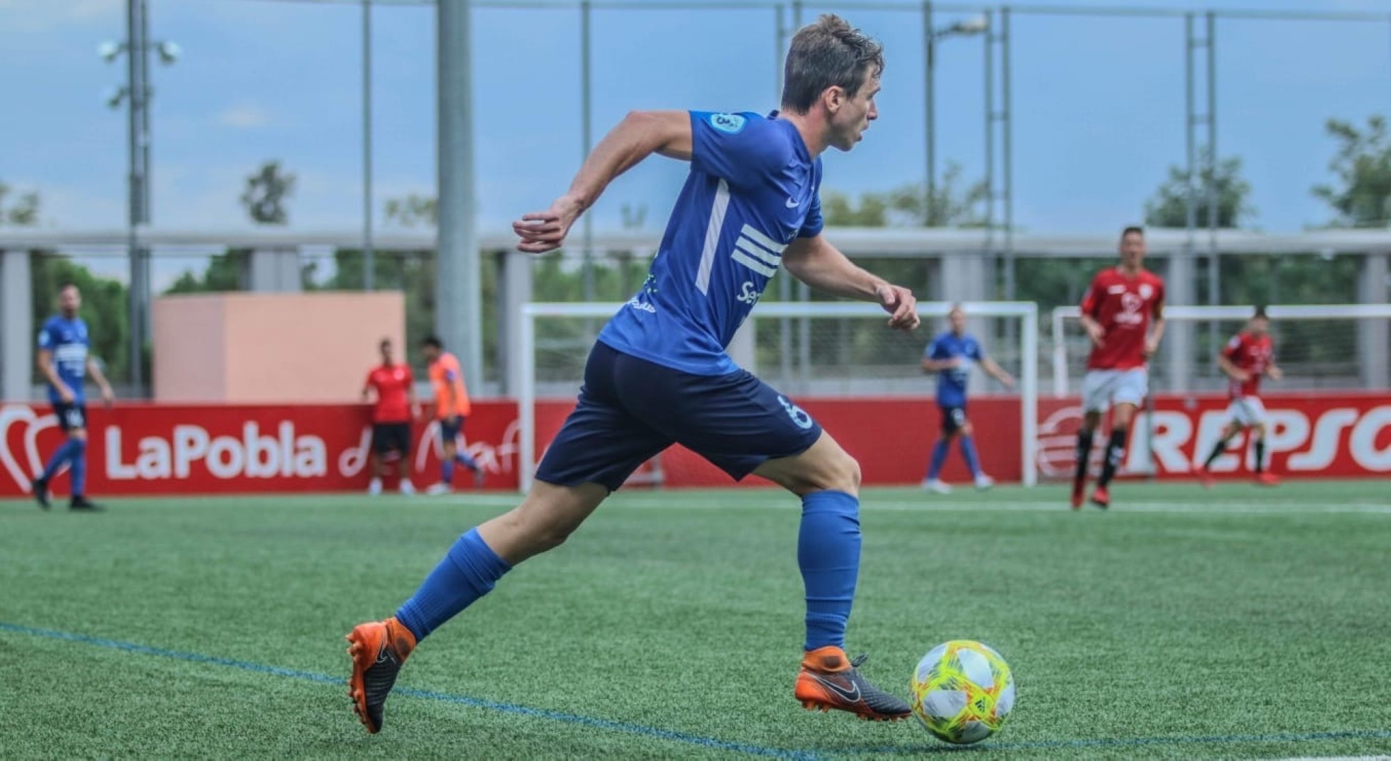 El futbolista de l’Igualada Bernat Sansano, gol de la jornada amb un xut llunyà