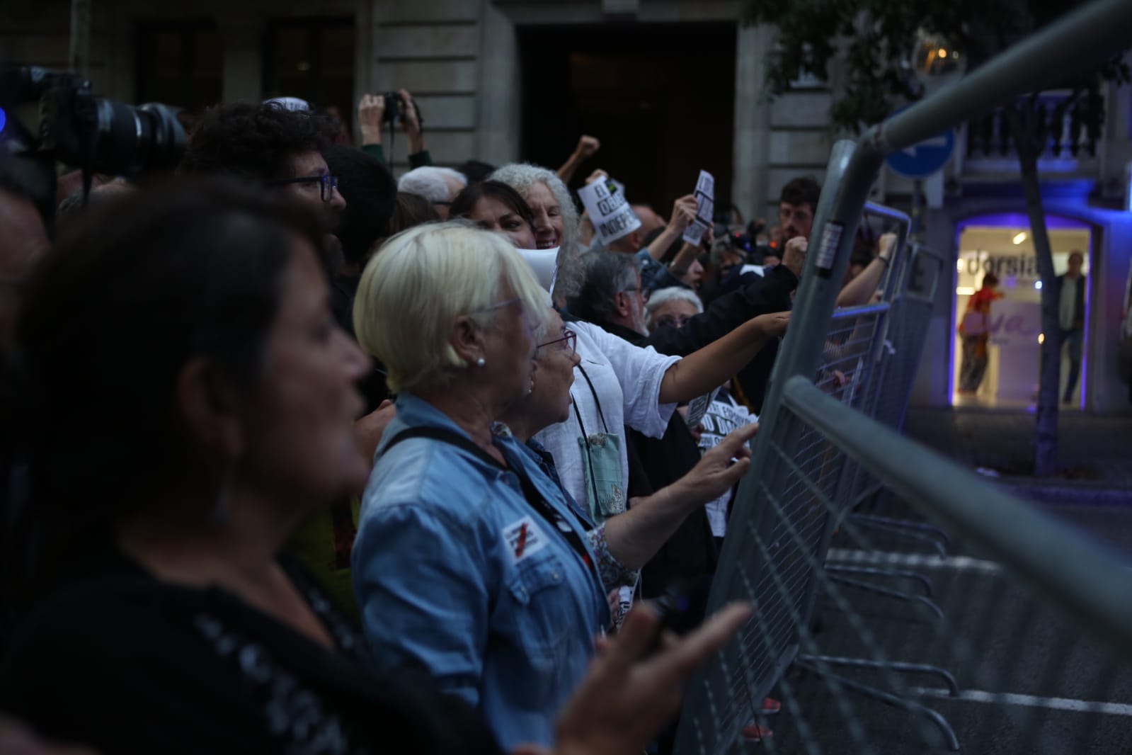 Mossos i CNP blinden la delegació del govern espanyol amb un perímetre de sis illes