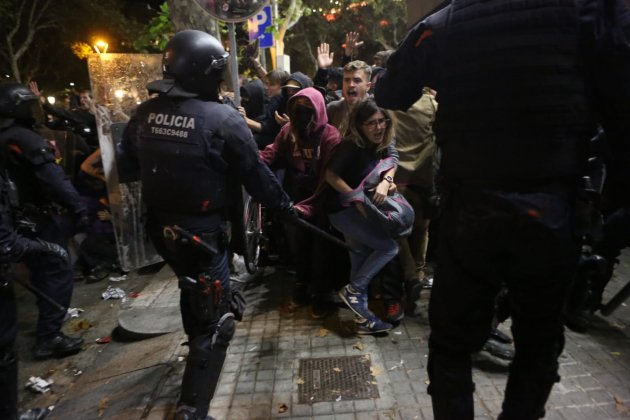 ELNACIONAL tensió policia manifestants delegacio govern espanyol - Sira Esclasans