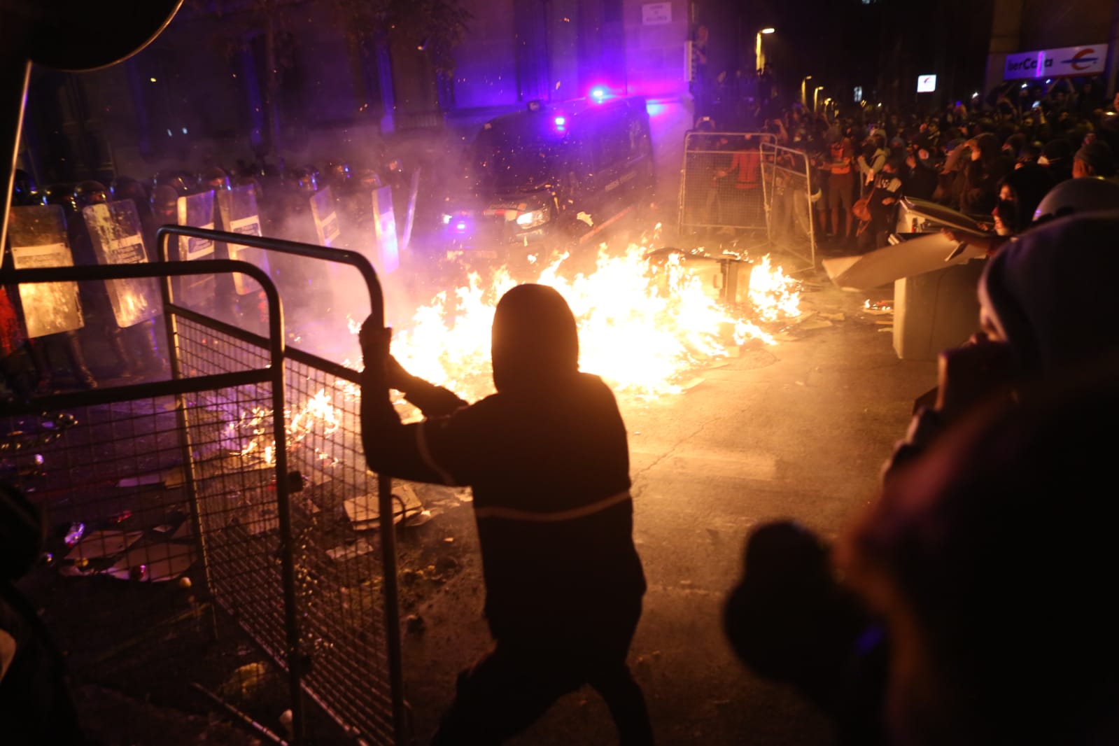 El pols contra la sentència persisteix al carrer: més protestes i més càrregues