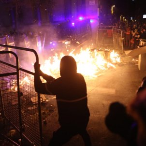 ELNACIONAL tensió policia manifestants delegacio govern espanyol barricades cremant - Sira Esclasans