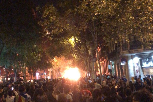 Cremen contenidors barcelona delegacio govern - J.G.