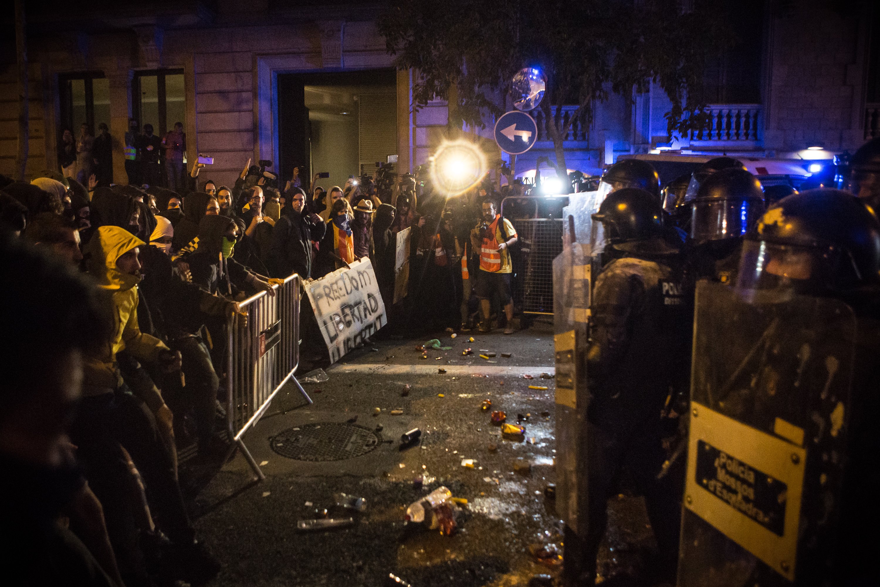 Una corresponsal de la BBC responsabiliza a la policía de empezar los disturbios