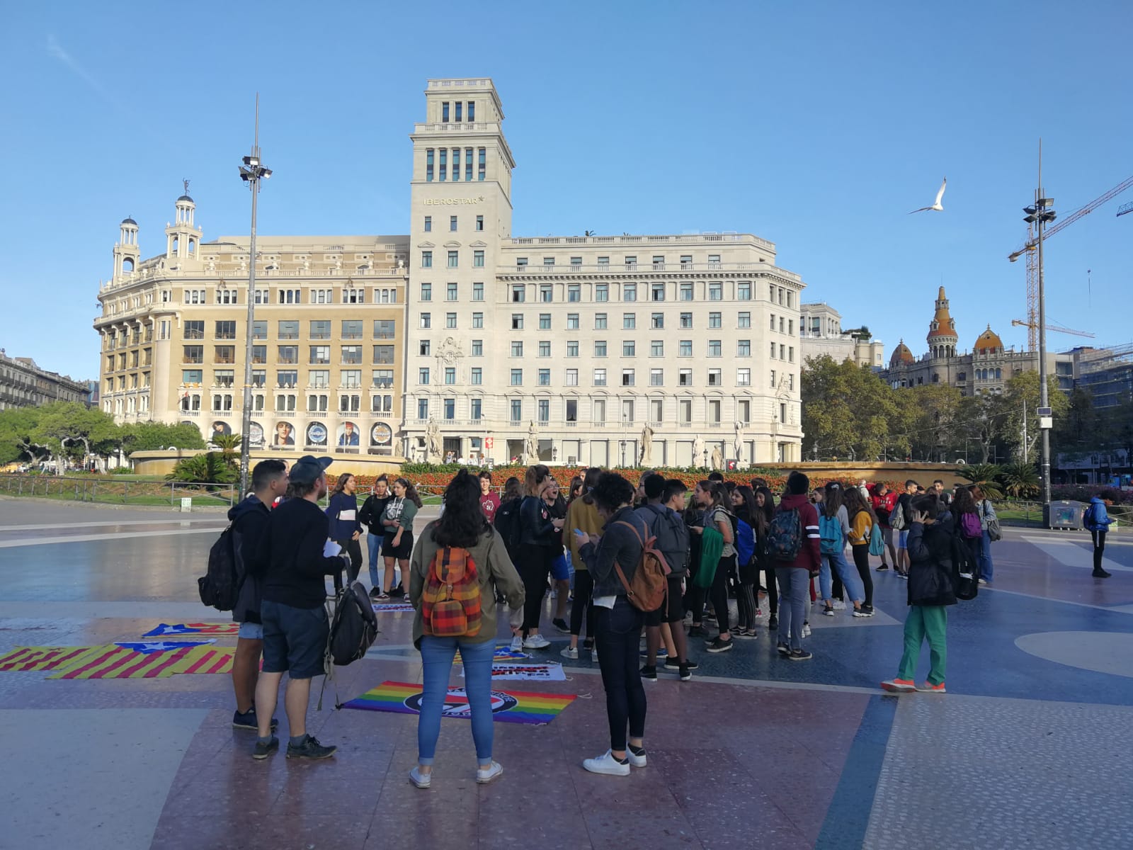 Una cincuentena de estudiantes se concentran en plaza Catalunya