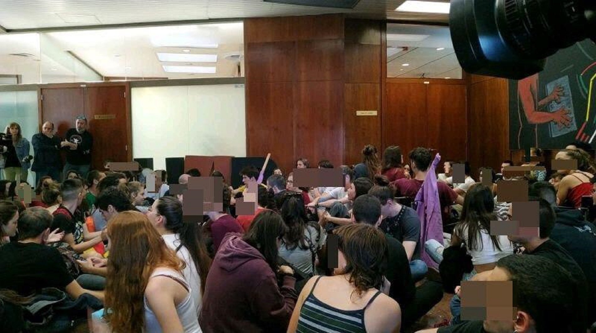 Estudiants ocupan el rectorado de la UAB e intentan cortar la AP-7