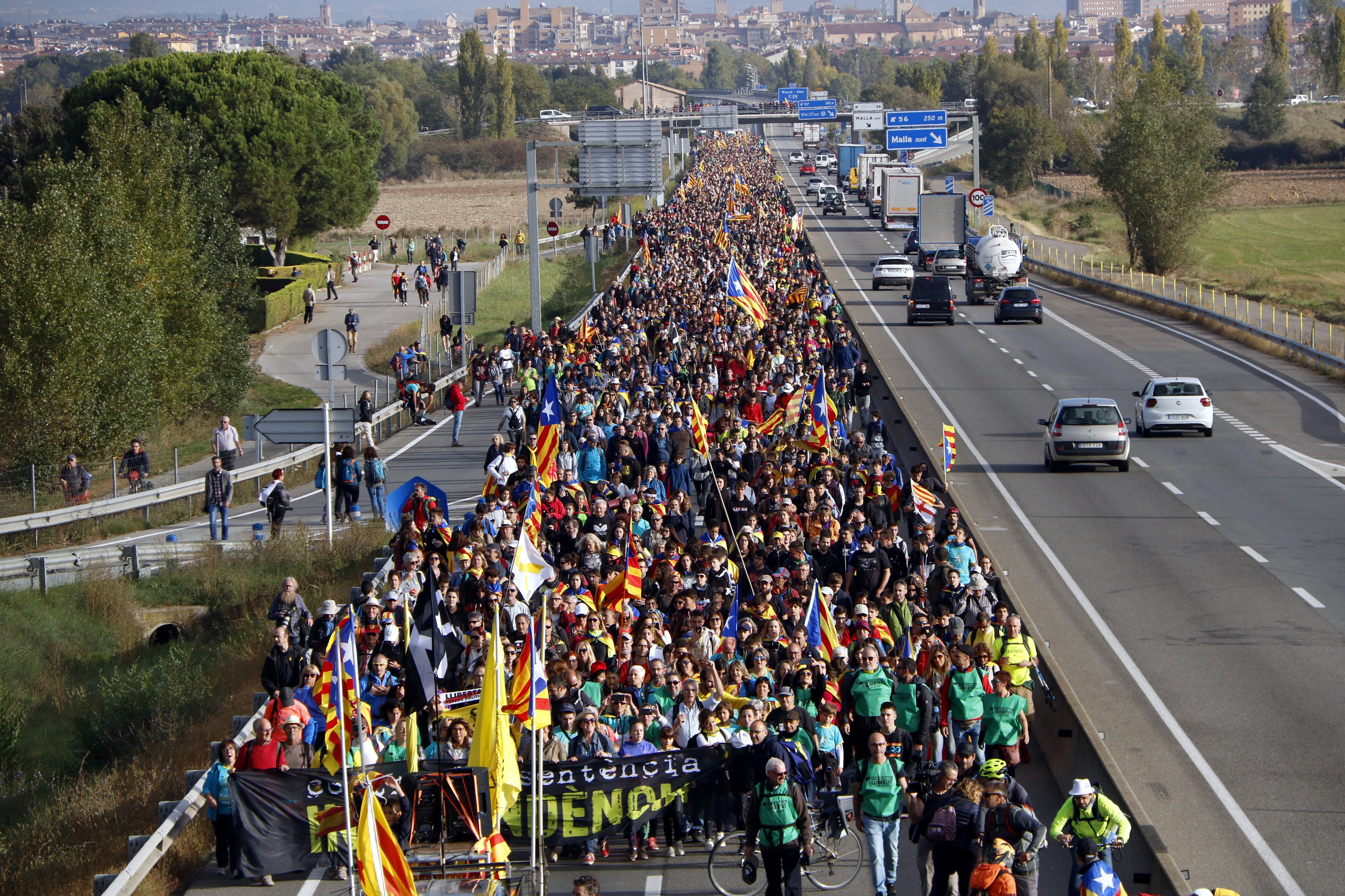 IMATGE | La impressionant columna de manifestants que ha sortit de Vic