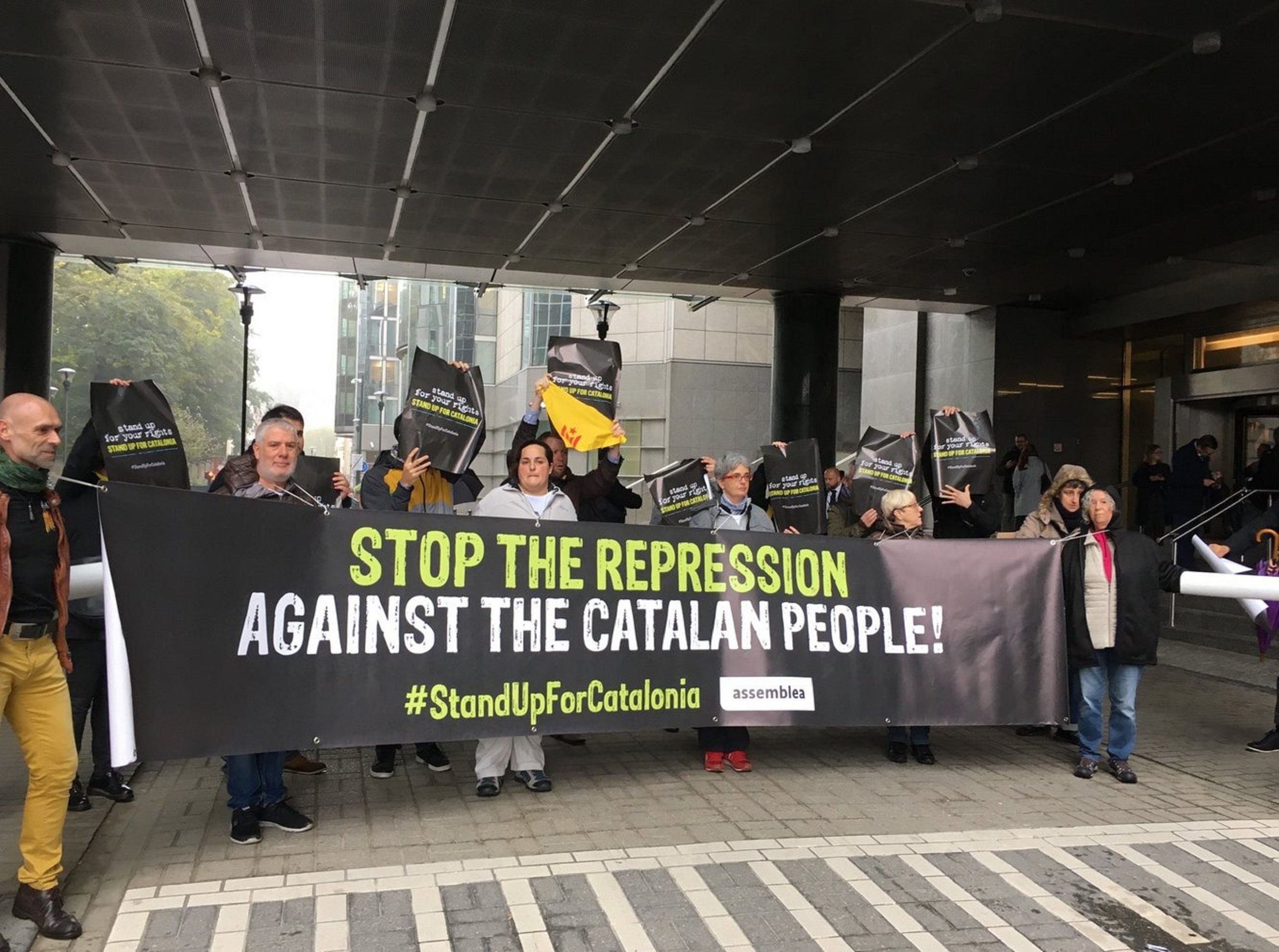 Membres de l'ANC de Brussel·les s'encadenen al Parlament Europeu