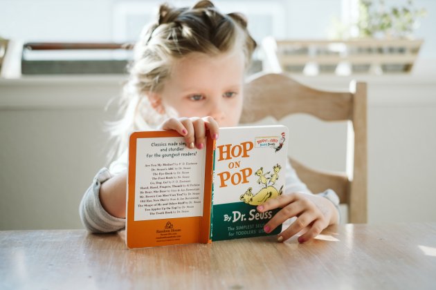 Niña leyendo