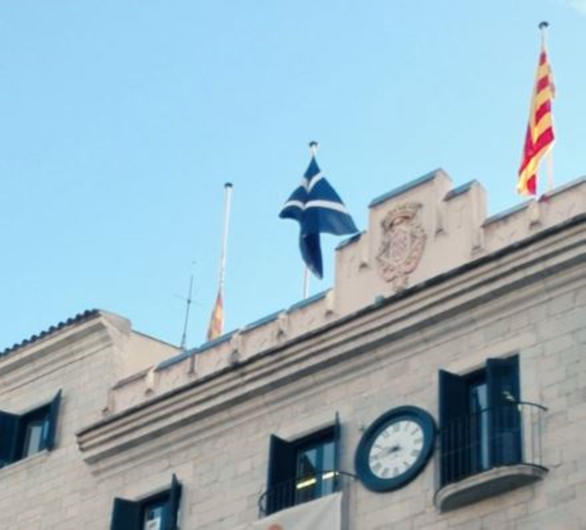 Hissen la bandera negra de no-rendició a l'Ajuntament de Girona