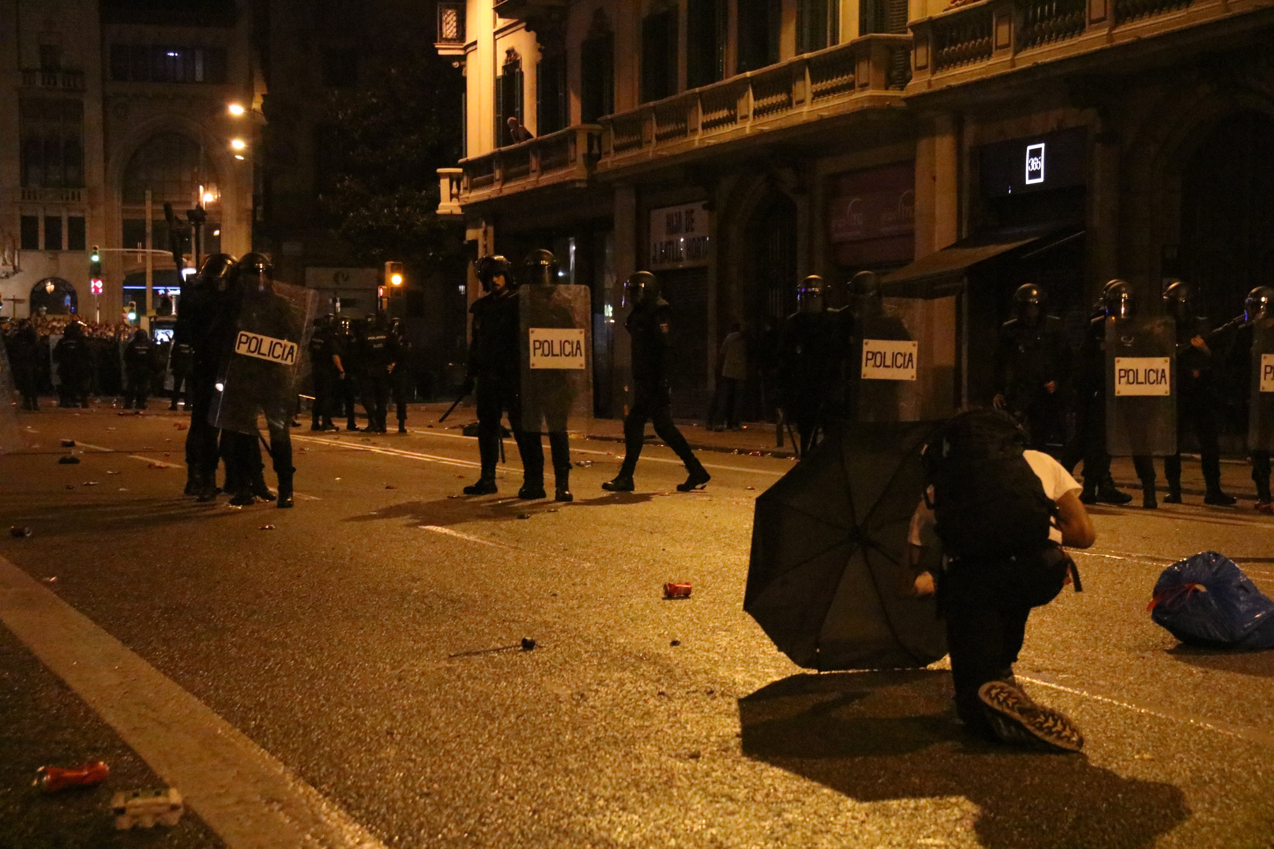 VÍDEO | Brutal pallissa de la policia espanyola a un jove a Via Laietana