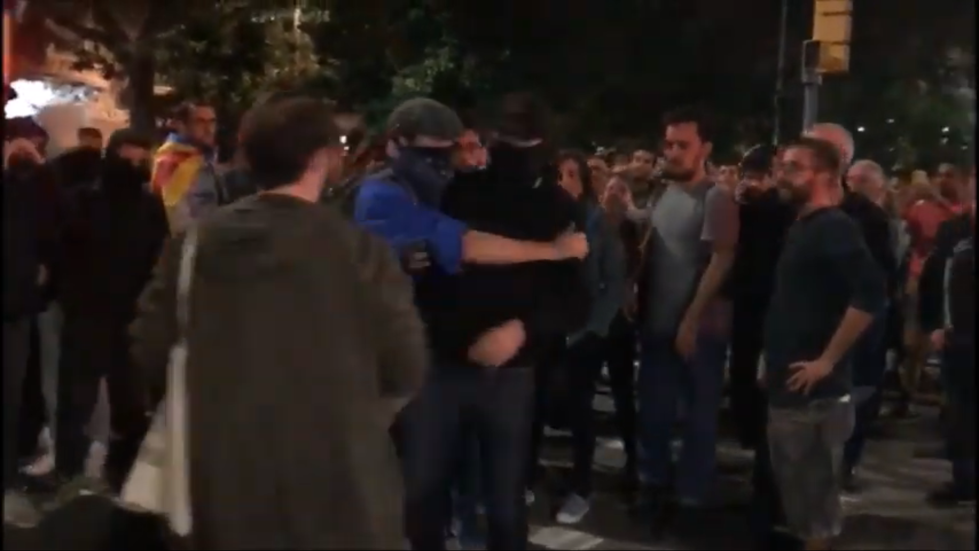 VÍDEO | Los manifestantes expulsan a un presunto infiltrado: "¡Enseña la cara!"