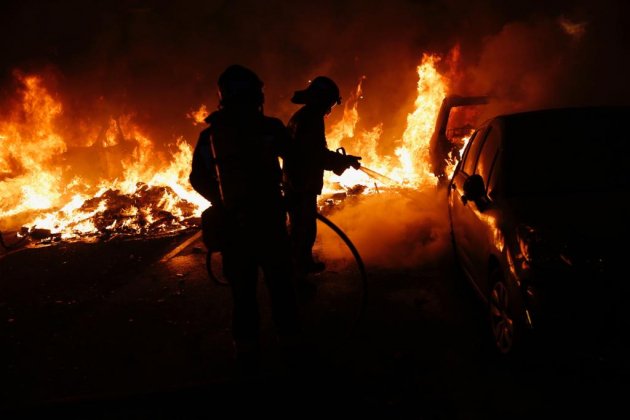 ELNACIONAL Incidents Barcelona crema barricades cotxes contenidors - Sergi Alcàzar