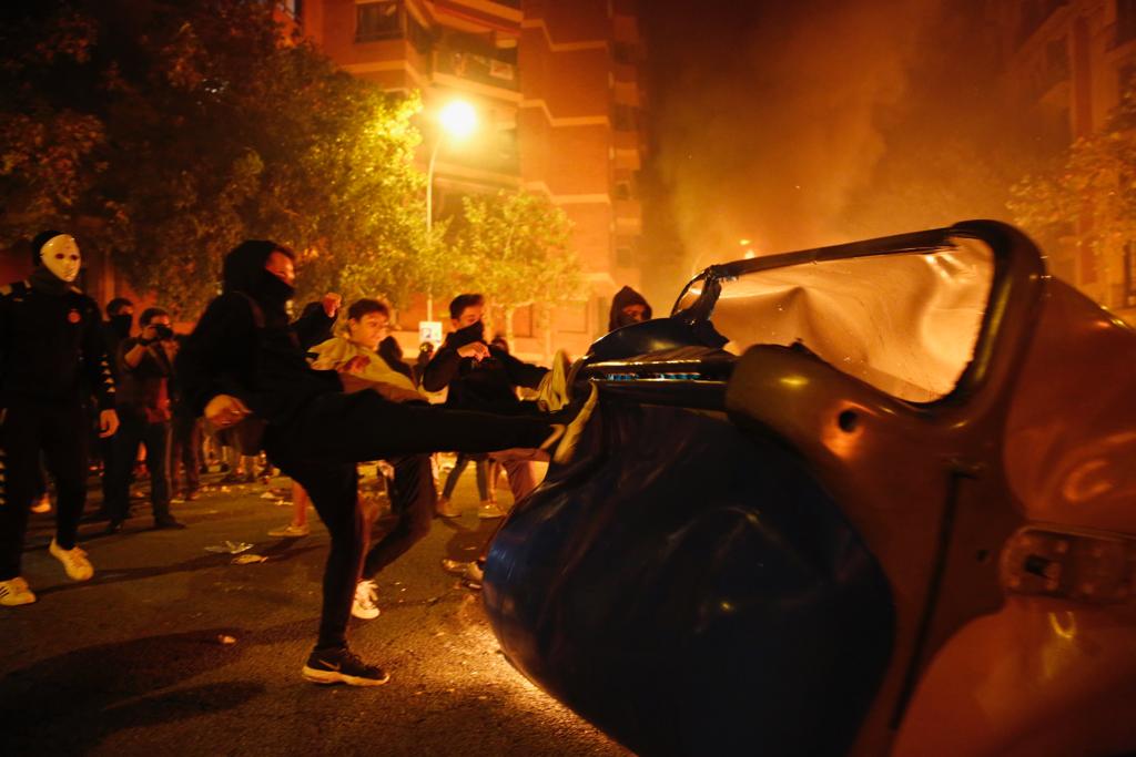 VÍDEOS | Barricades enceses i vehicles cremant durant els incidents de Barcelona