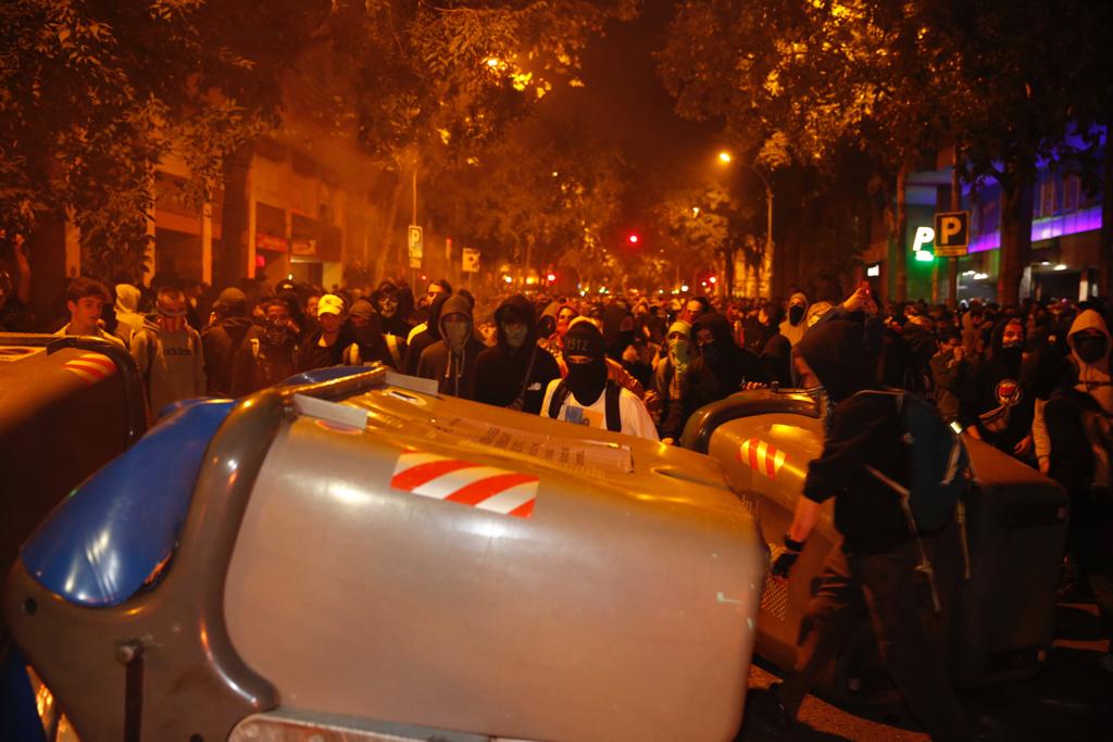 GALERIA | Càrregues, foc i aldaraulls per tercera nit a Barcelona