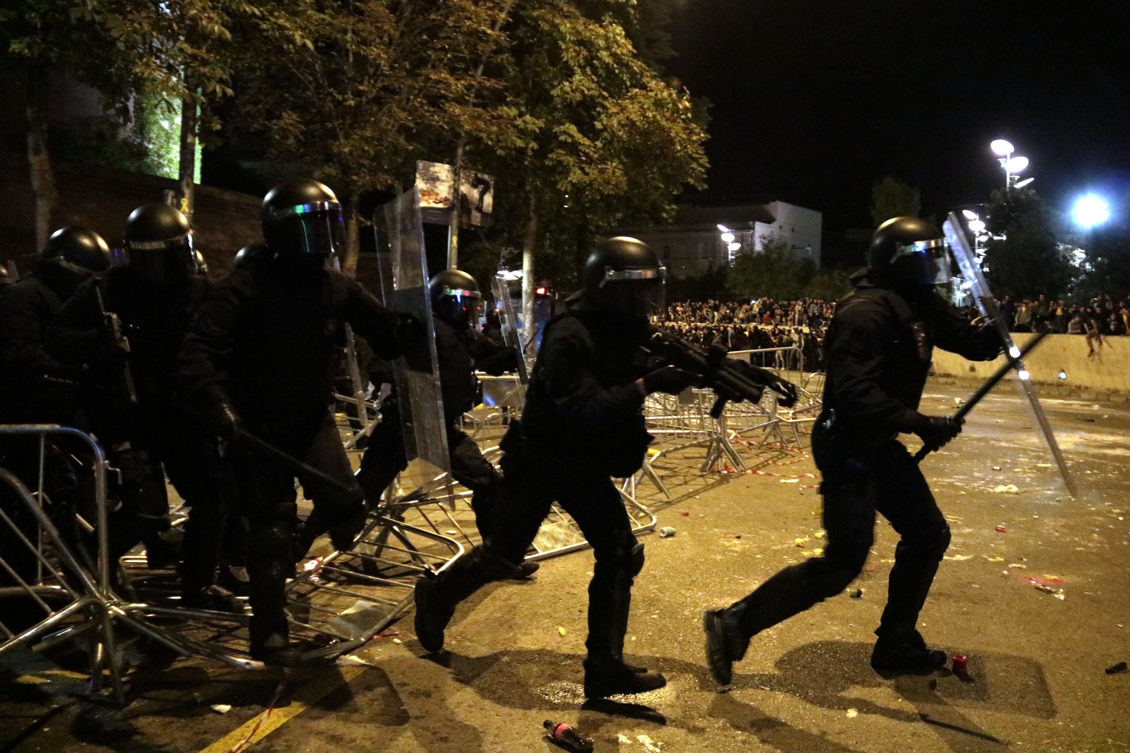 Càrregues de la policia i contenidors en flames a Girona