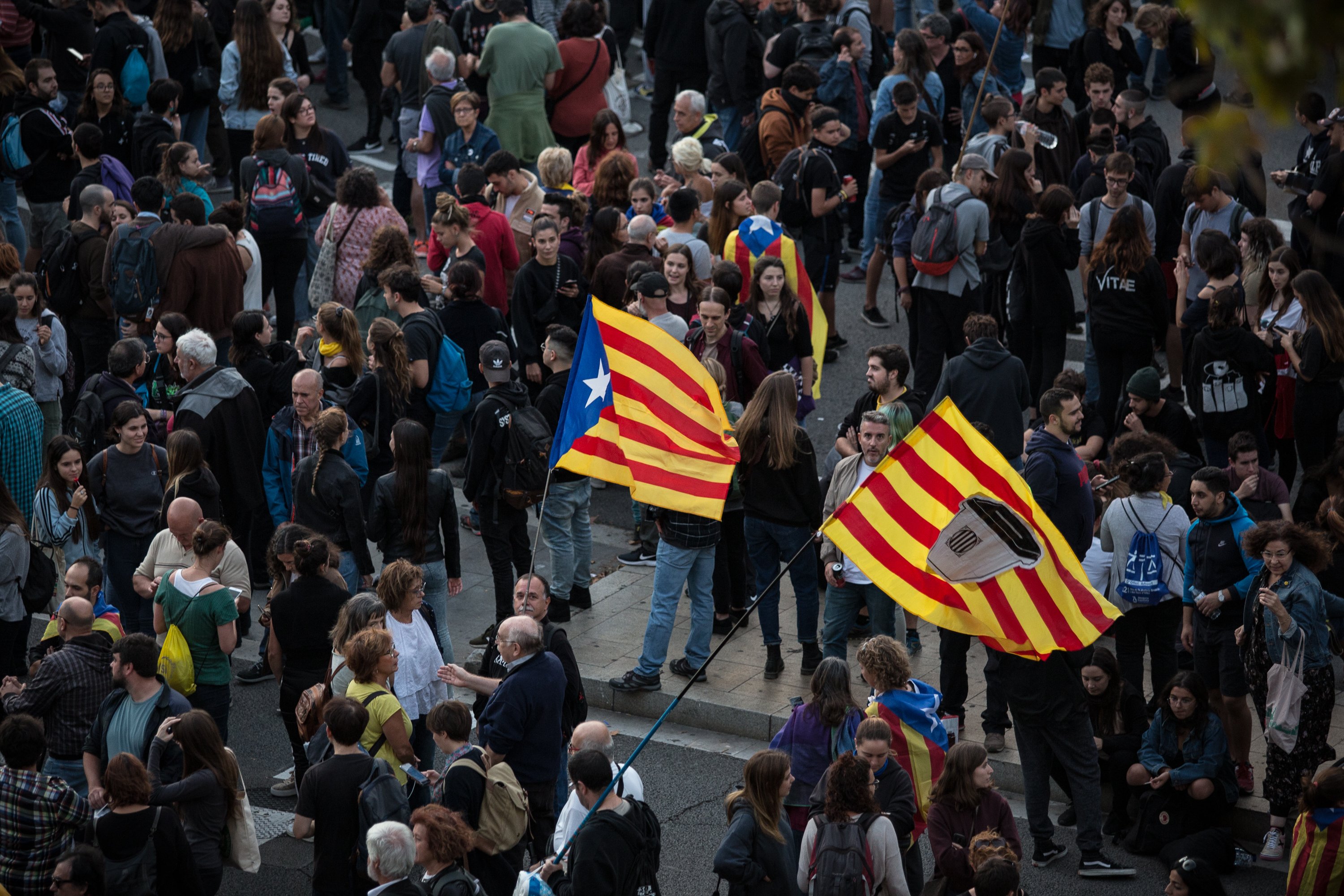 S’enfronta a 10 anys i mig de presó per llançar pedres contra la sentència del Suprem