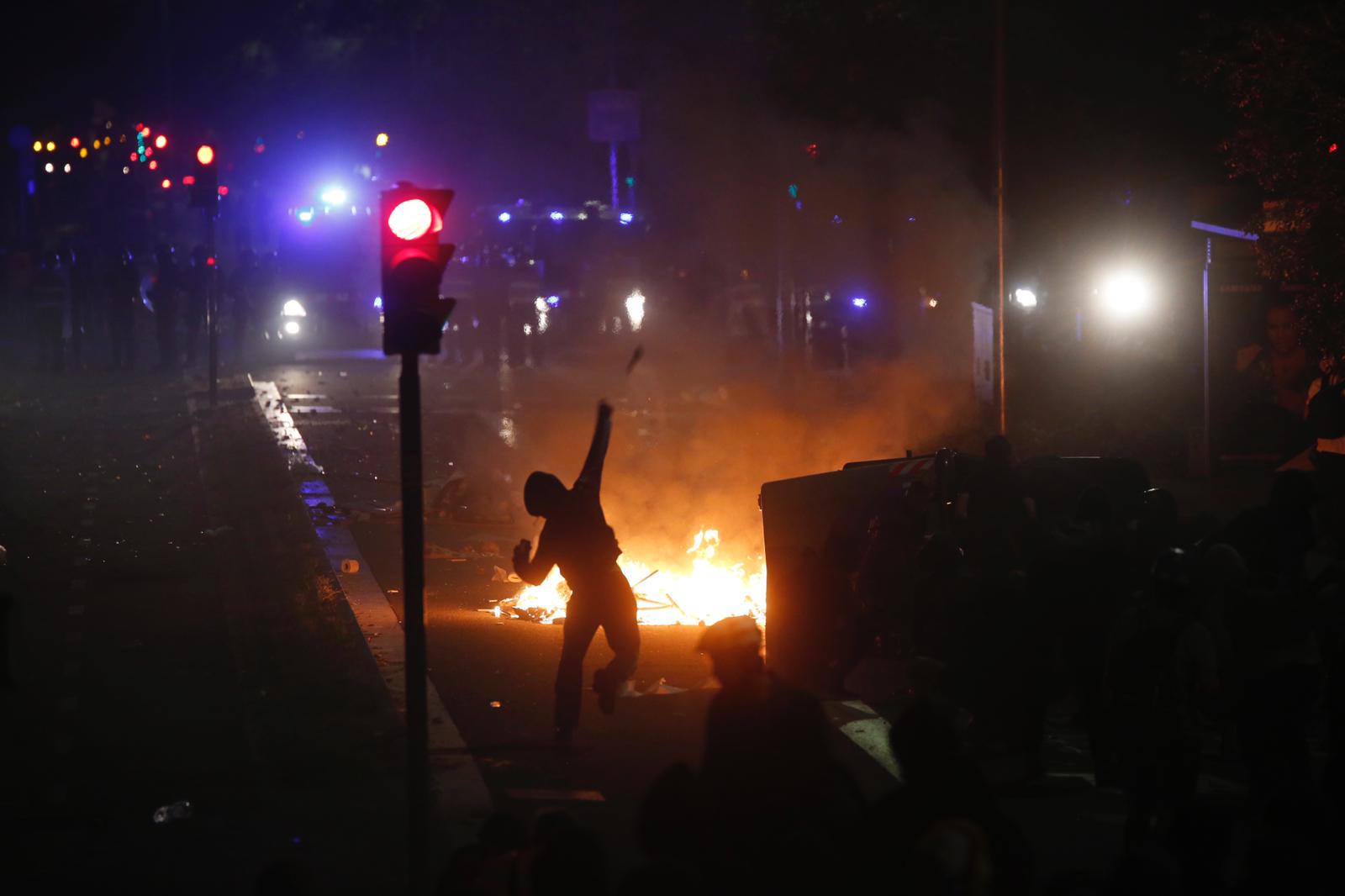 El balance de la tercera noche de disturbios: 52 atenciones médicas y 20 detenidos