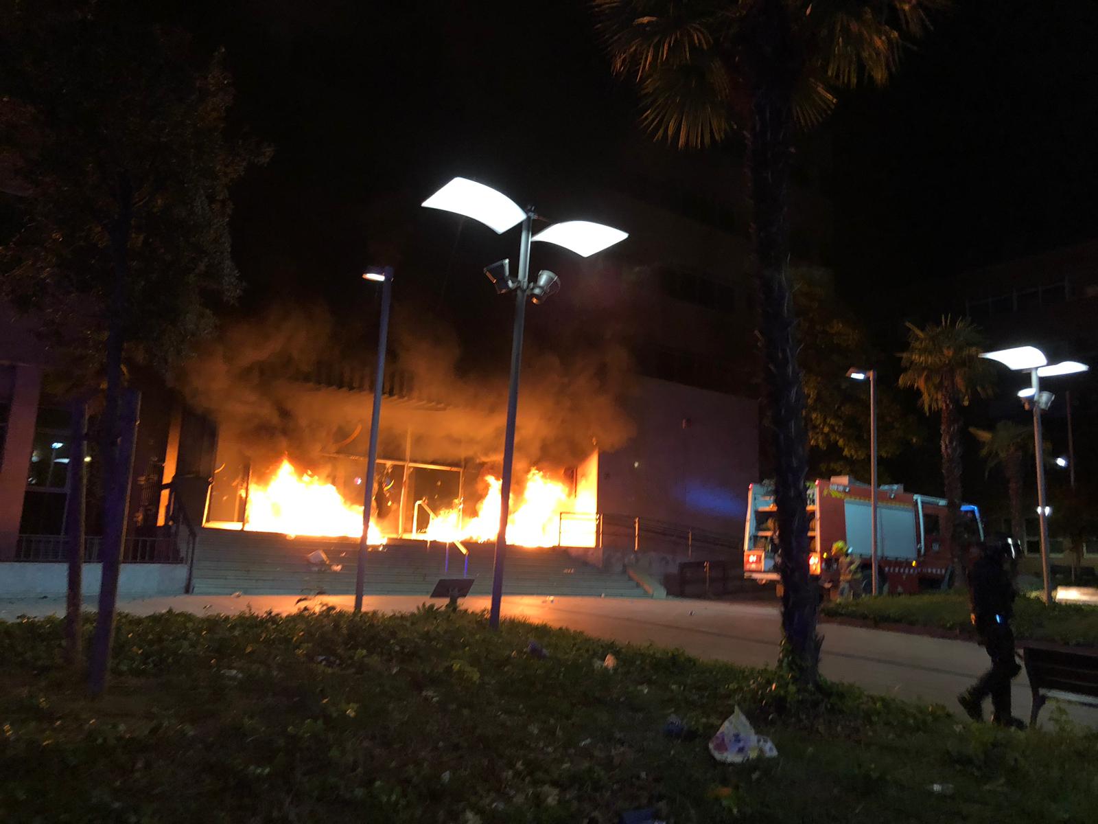 VÍDEO | Cremen l'entrada de la delegació d'Hisenda a Lleida