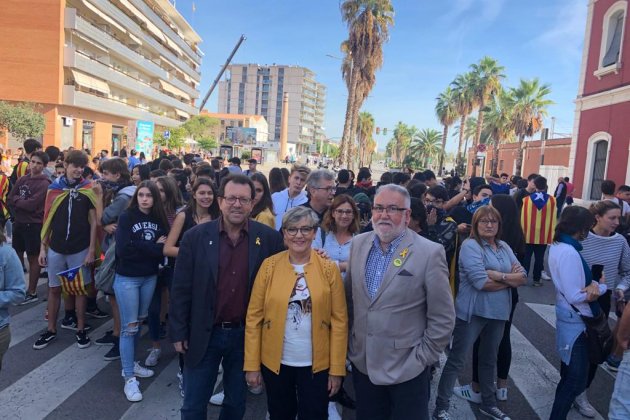 Estudiantes y consejo comarcal cortan N II Mataró