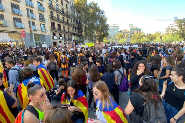 Estudiantes plaza Universitat Marc Ortín