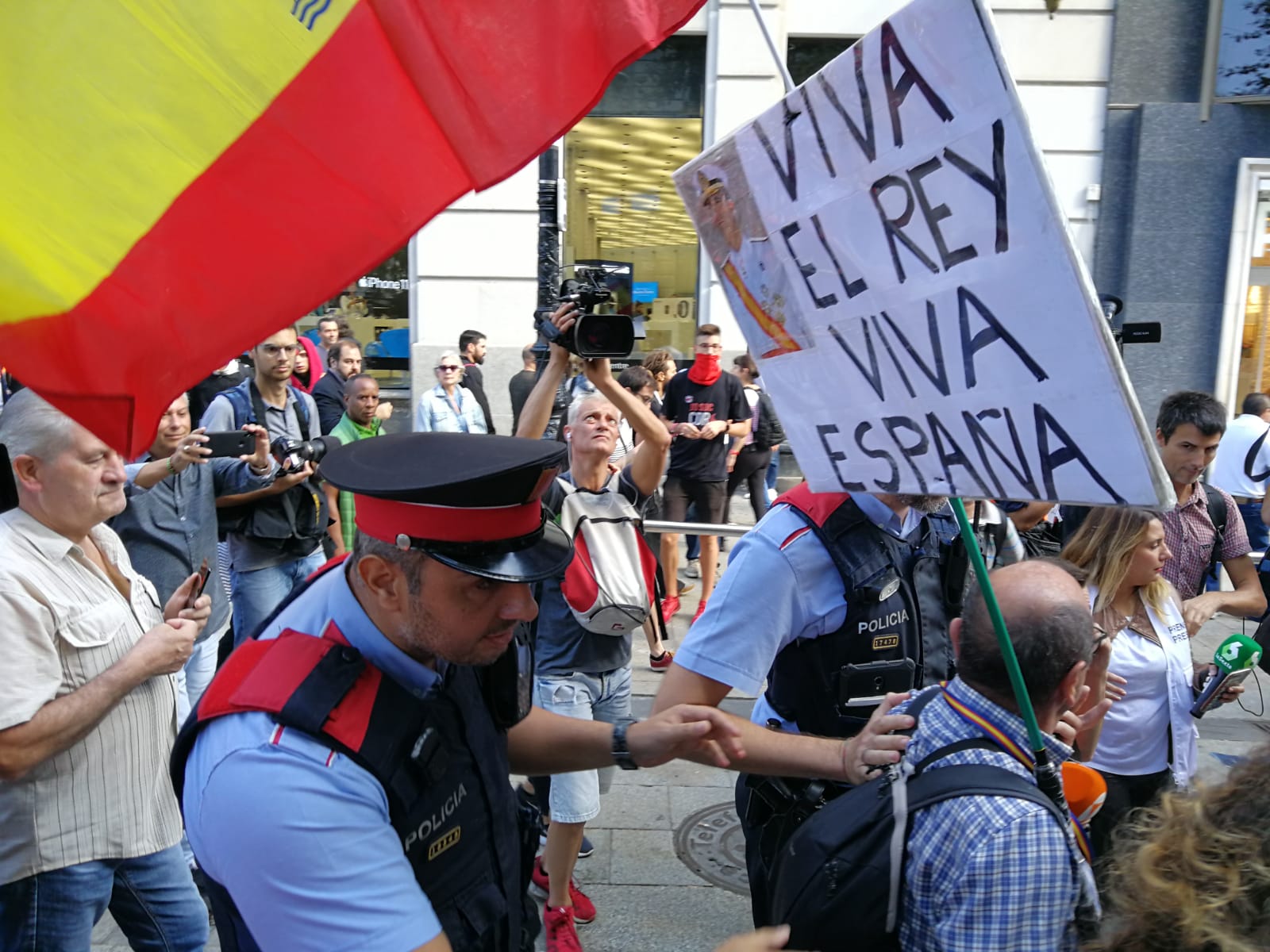 VÍDEO | Els Mossos aparten un provocador de la manifestació d’estudiants