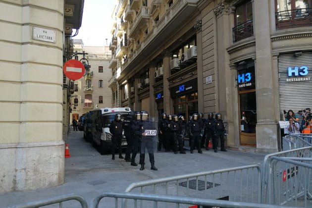 Manifestación estudiantes antidisturbios policía nacional Anna Solé