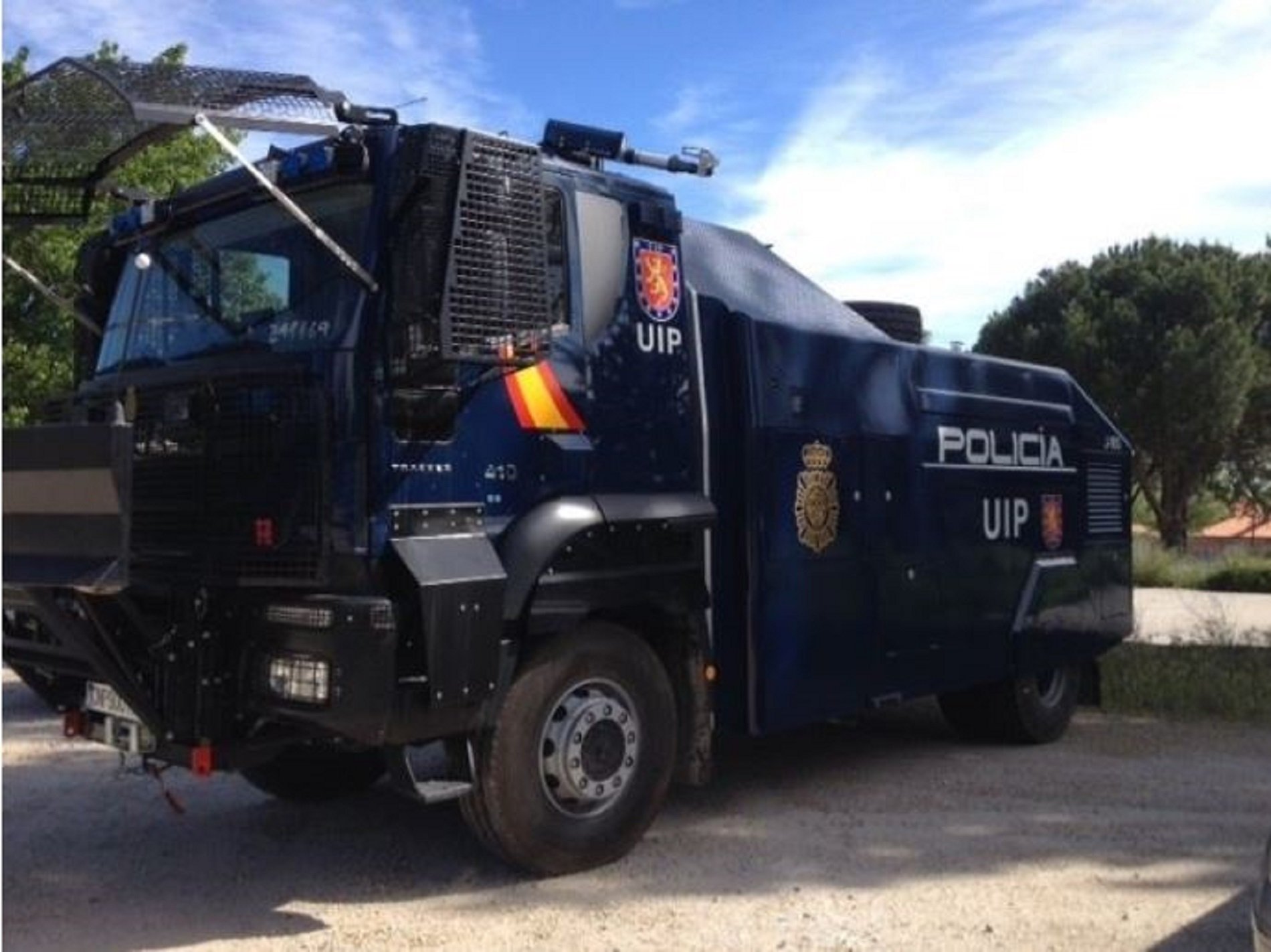 La policía española desplaza a Barcelona una tanqueta de agua para protestas