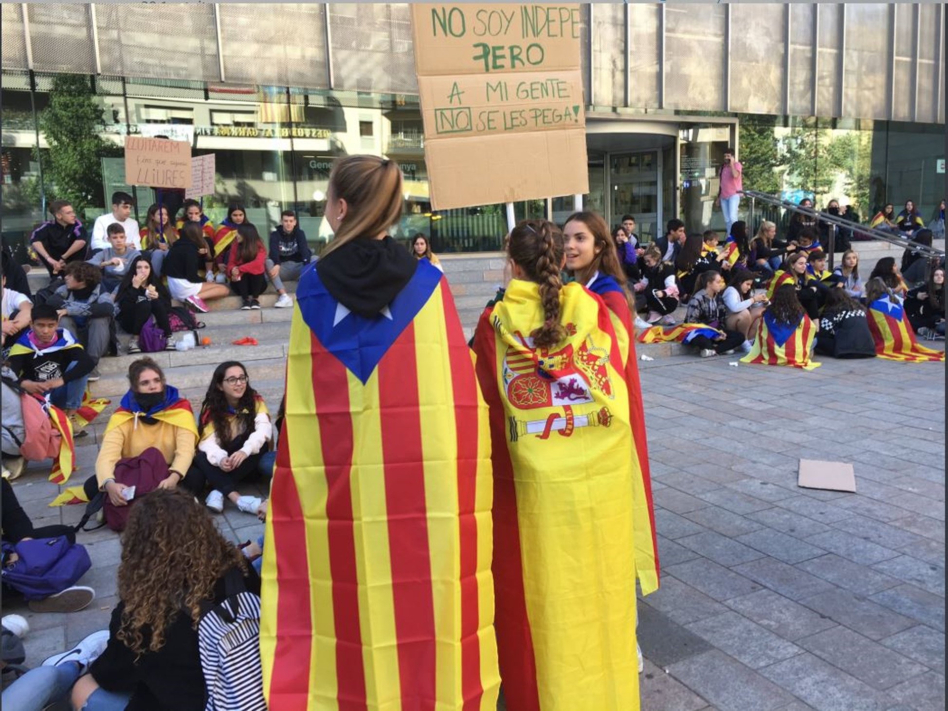 Aplaudiments a una noia unionista a la manifestació: "A la meva gent no se la pega"