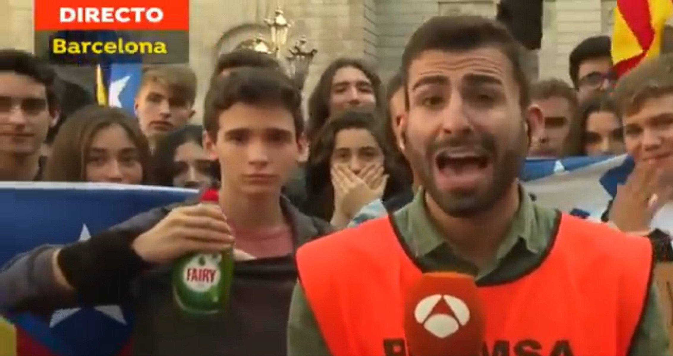 La sorprendente aparición de una botella de Fairy en Antena 3