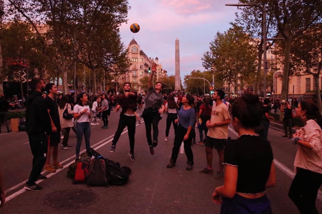 VÍDEO | Así juegan con las pelotas los concentrados en los Jardinets de Gràcia