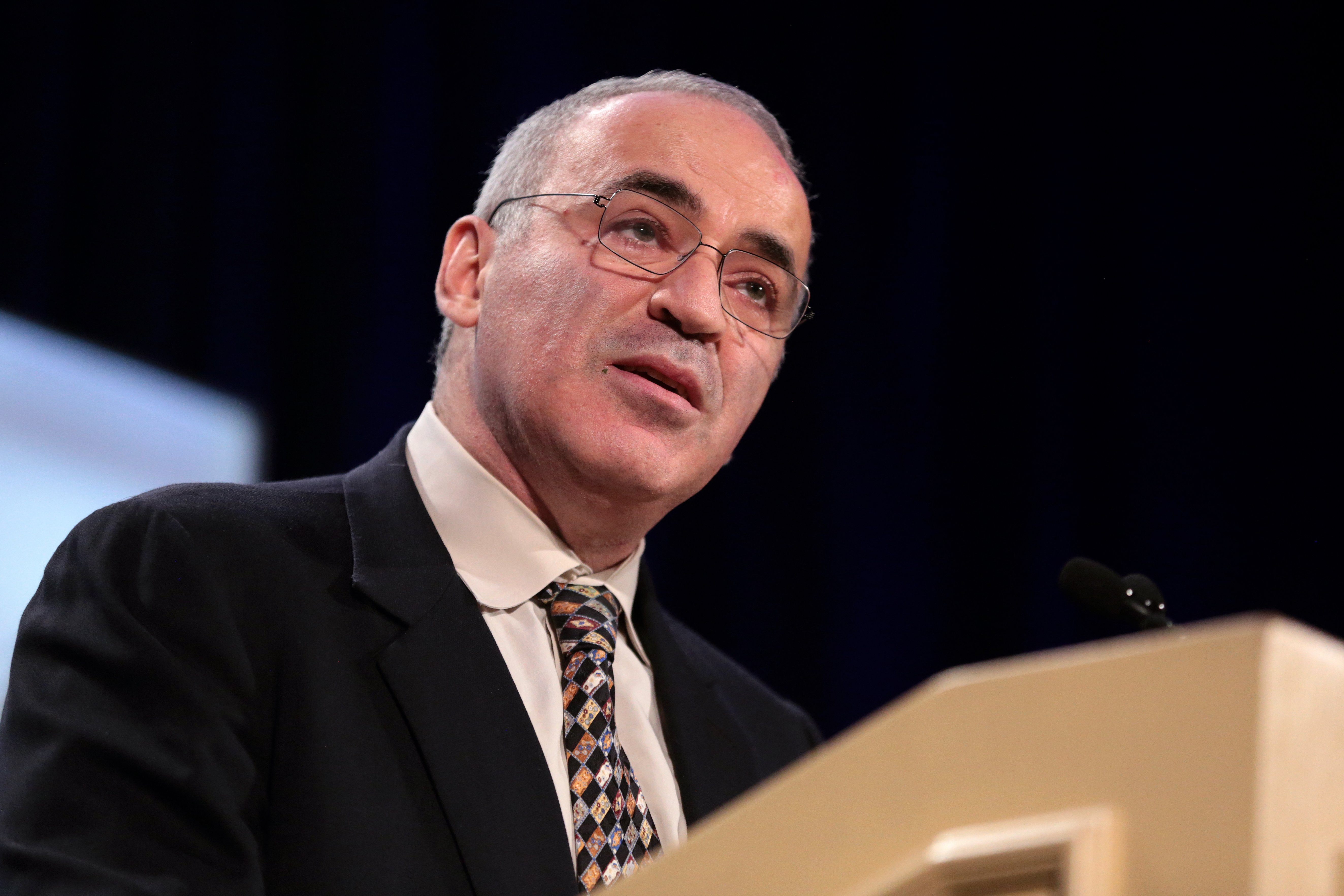 Kasparov recomienda a España que no imite a Turquía y propone un referéndum