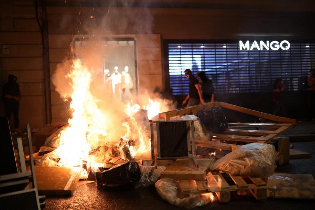 ELNACIONAL contenedor quemando barcelona disturbios mango - paz venteo