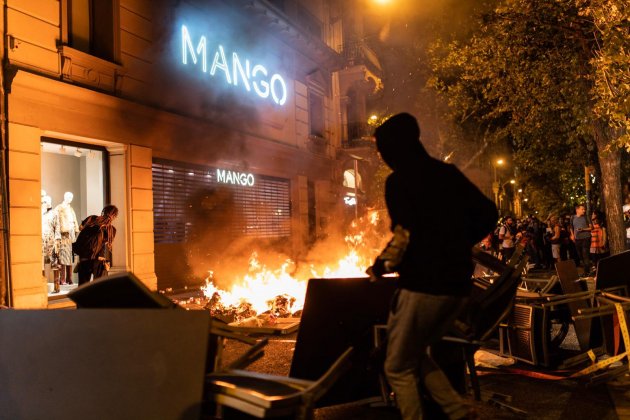 ELNACIONAL disturbios rambla catalunya hogueras - paz venteo