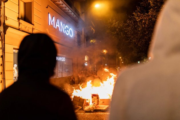 ELNACIONAL disturbios rambla catalunya hogueras - paz venteo